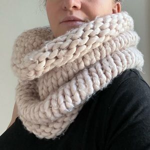 H&M light pink knit scarf